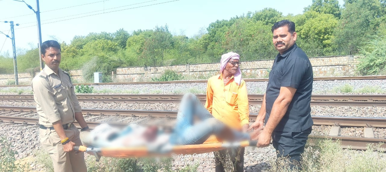 मुरैना के थाना नूराबाद क्षेत्र में ट्रेन से गिरकर घायल हुए व्यक्ति को,  डायल-112 जवानों ने ट्रैक से उठाकर चिकित्सा वाहन से अस्पताल पहुँचाया। 